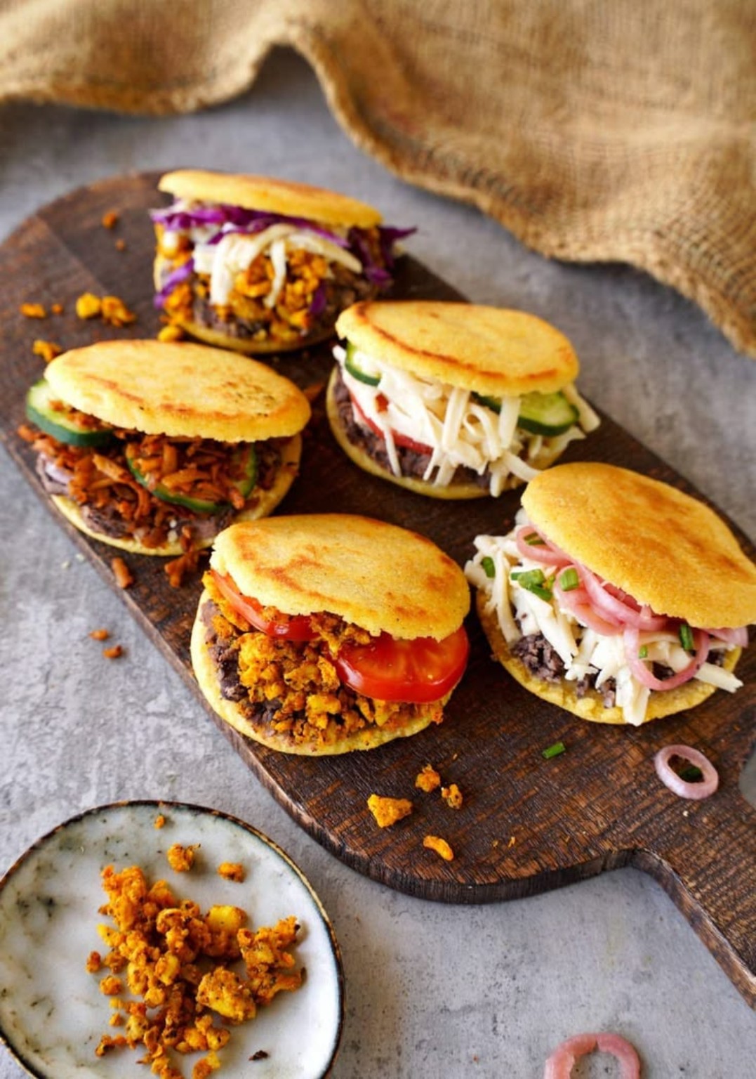 Assortiment d'arepas colombiennes garnies
