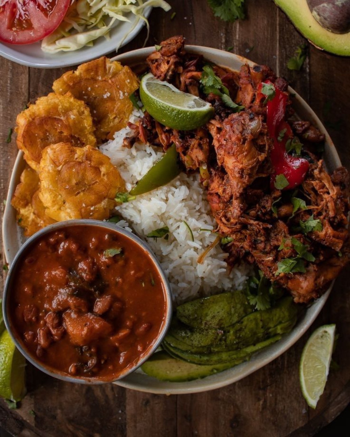 Plat colombien avec riz, viandes marinées et bananes plantain
